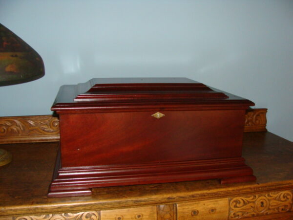 Beautiful Red Mahogany Mira 15.5 inch Disc Music Box - Image 7