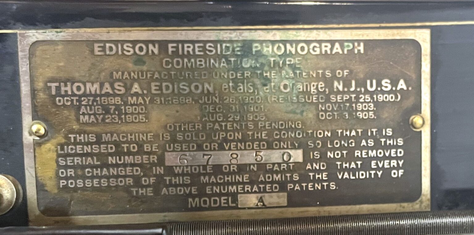 Edison Fireside Model “A” with Beautiful Cygnet Horn – 4-4 Time