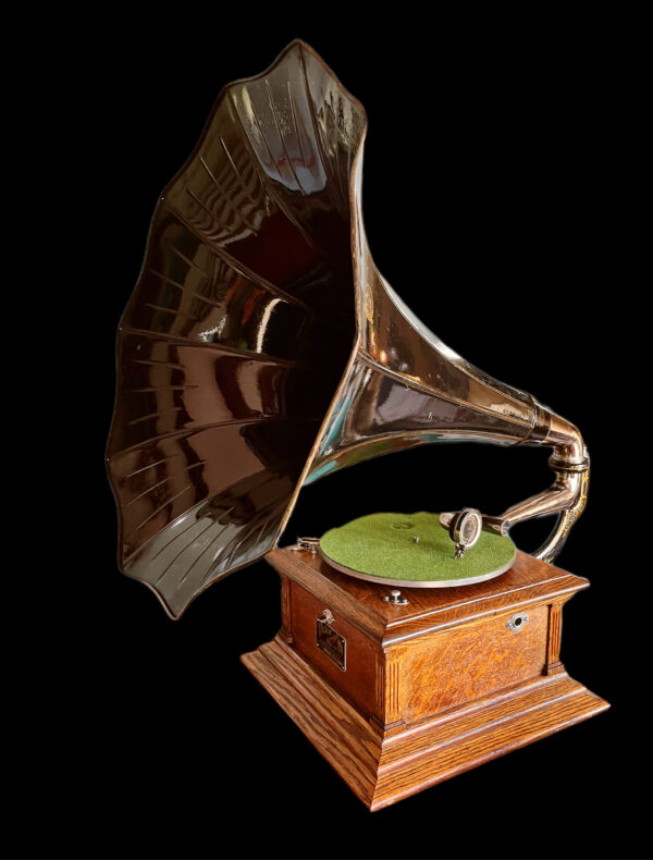 Victor III (3) Phonograph