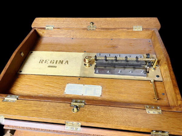 Regina Style 26 Oak "Coffin Top" Music Box  - Image 4