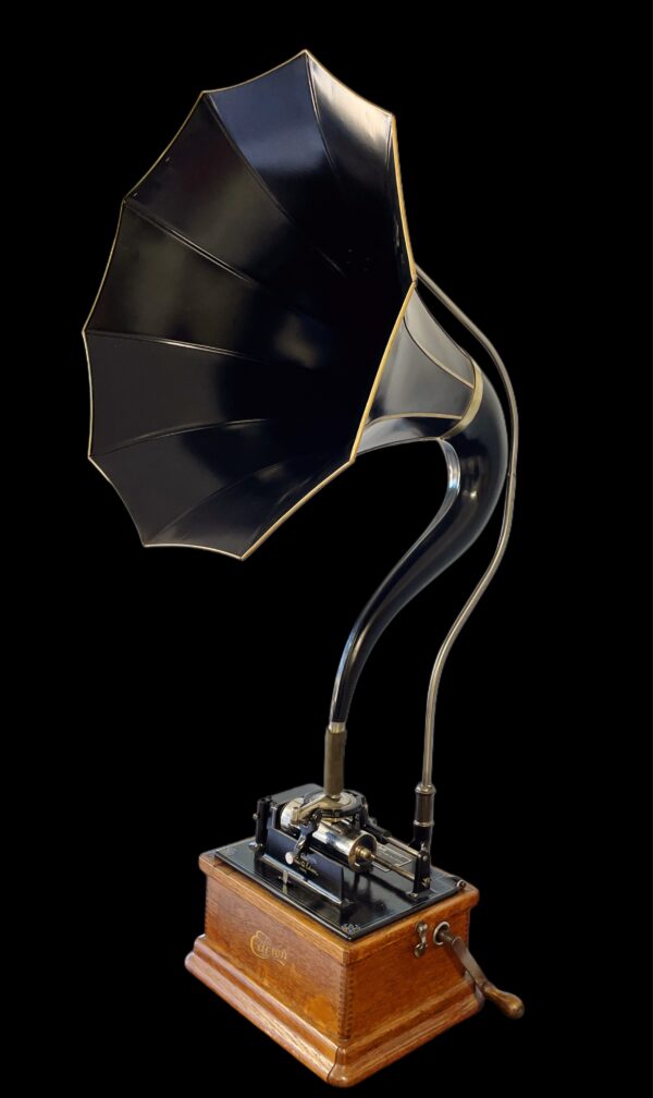 Edison Fireside Model "B" with Beautiful Cygnet Horn