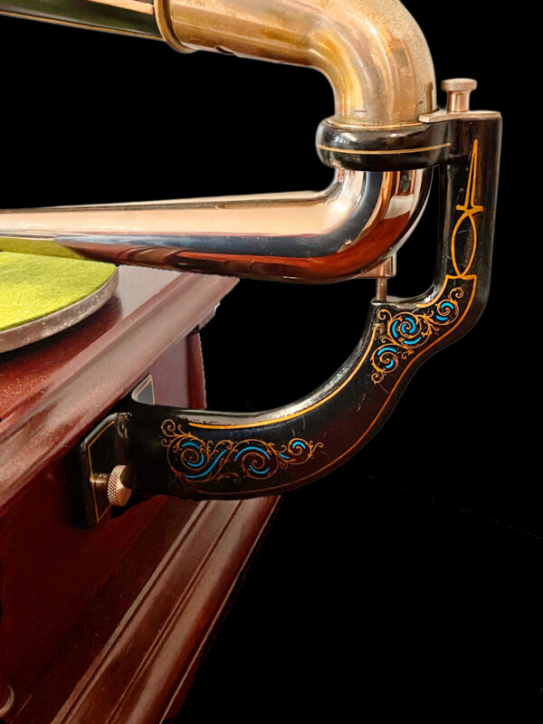 Victor IV (Mahogany) Phonograph with Victor Horn - Image 4
