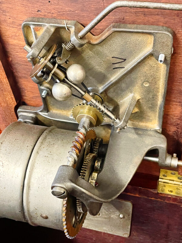 Victor IV (Mahogany) Phonograph with Victor Horn - Image 7