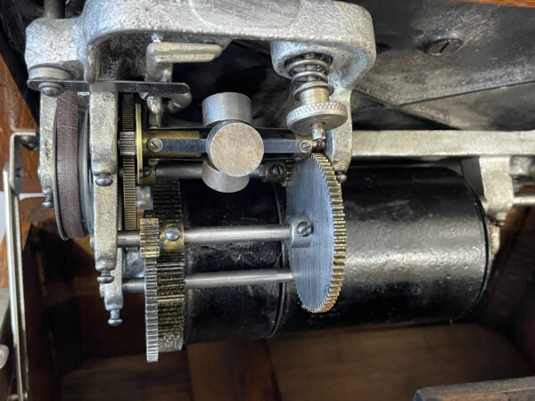 Edison Triumph “E” Phonograph with cygnet wood horn - Image 11