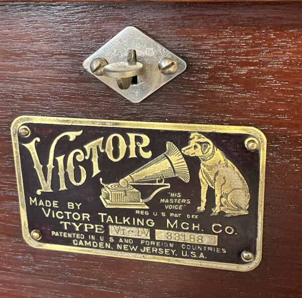 Victor IV (Mahogany) Phonograph with Victor Horn - Image 5