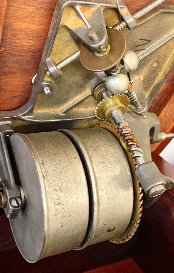 Victor IV (Mahogany) Phonograph with Victor Horn - Image 8