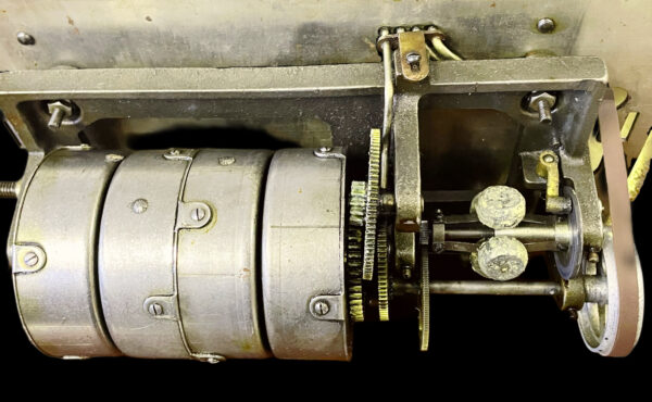Columbia BF Cylinder Phonograph (1906) – with 14" Brass Horn & Serpentine Case - Image 5