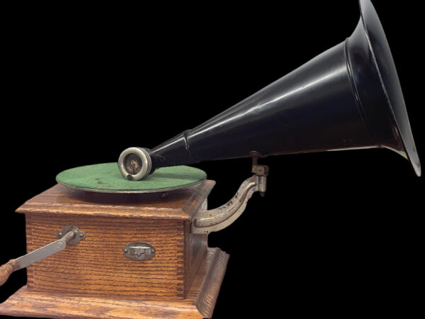 Victor Junior Phonograph – 1912 Antique Disc Player with Original Black Horn & Reproducer - Image 3